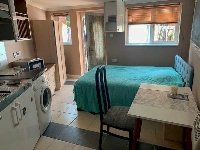 Flat To Rent In Elmdon Road, TW4