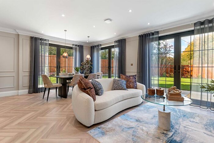 4 Bedroom Semi Detached House For Sale In City View, Whetstone, London, N20