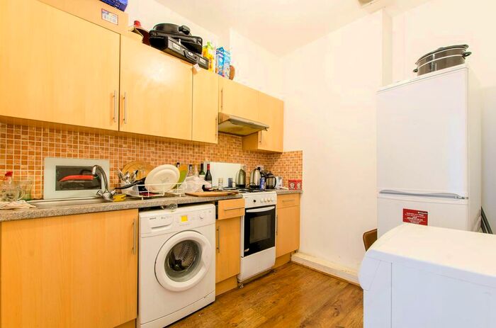 3 Bedroom Flat To Rent In Brixton Road, Oval, London, SW9