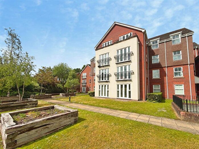 2 Bedroom Apartment For Sale In Birch Meadow Close, Warwick, CV34