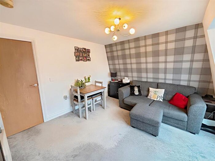 2 Bedroom Flat For Sale In Rayleigh Road, Hutton, Brentwood, CM13