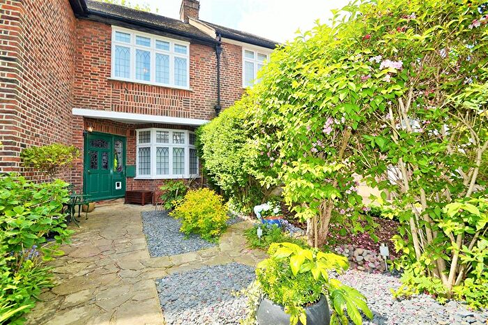 3 Bedroom Flat To Rent In Glendale Drive, London, SW19