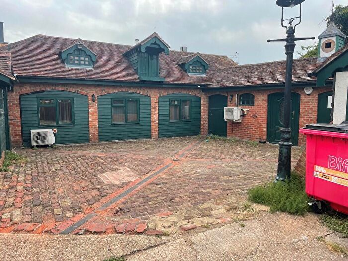 2 Bedroom Flat To Rent In Rayleigh Road, Leigh-On-Sea, Essex, SS9