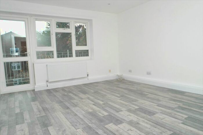 2 Bedroom Flat To Rent In Gunner Lane, Woolwich, London, SE18