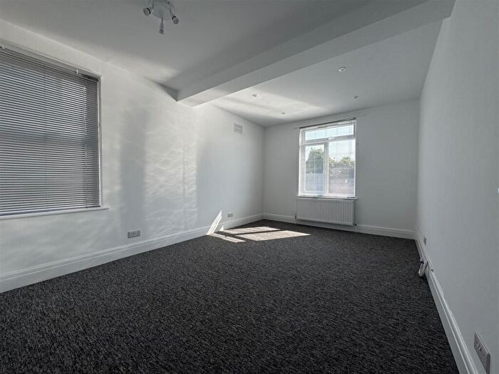 2 Bedroom Flat To Rent In South Street, Tarring, BN14