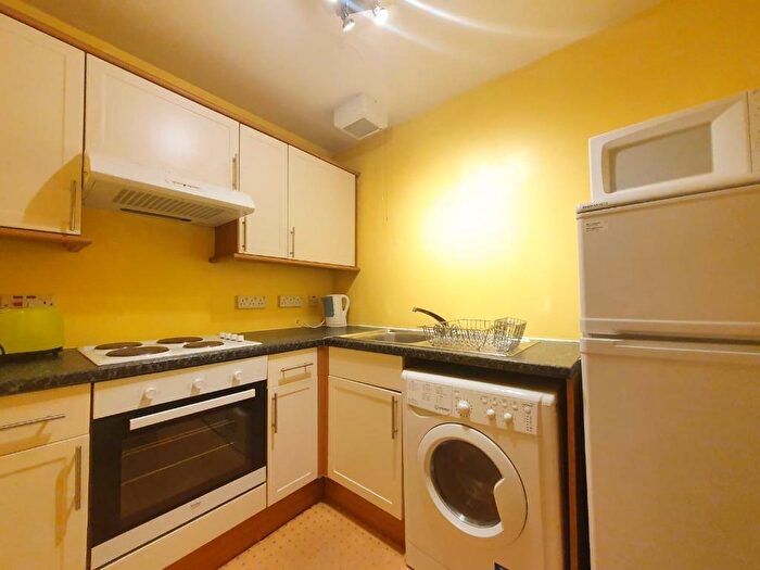 3 Bedroom Flat To Rent In Grindlay Street, Tollcross, Edinburgh, EH3