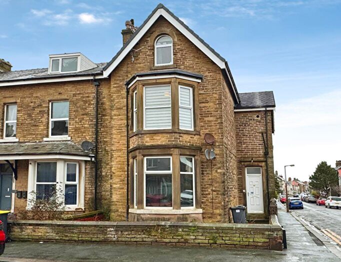 3 Bedroom Maisonette For Sale In `, LA3