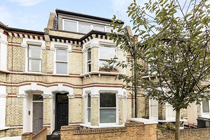 3 Bedroom Flat To Rent In Corrance Road, London, SW2