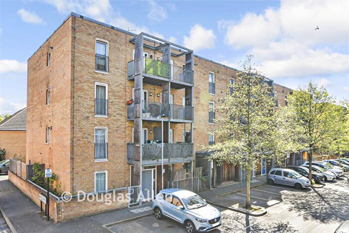 1 Bedroom Flat For Sale In Walton Road, Manor Park, London, E12