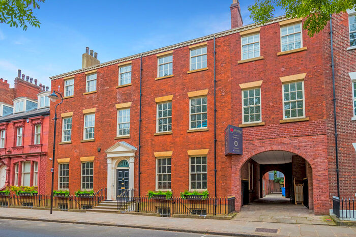 3 Bedroom Apartment To Rent In Park Square East, Leeds, LS1