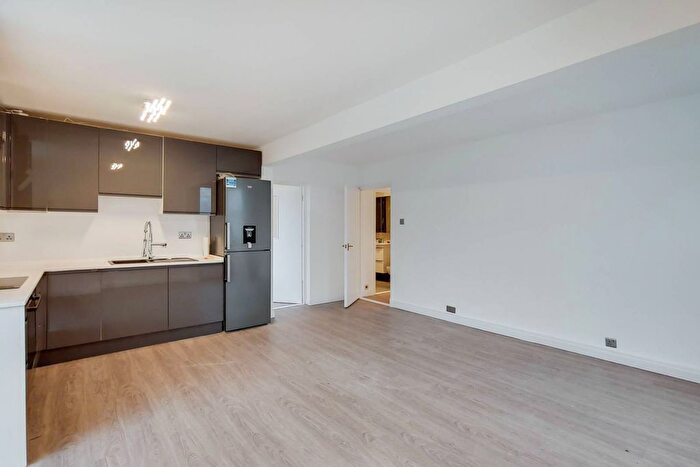 2 Bedroom Flat To Rent In Sullivan Close, Clapham Junction, London, SW11
