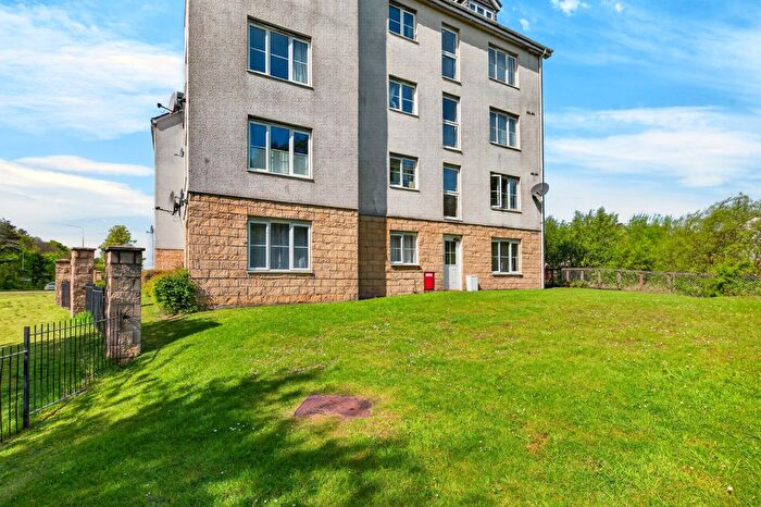 2 Bedroom Flat For Sale In Queens Crescent, Livingston, EH54