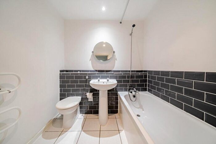 2 Bedroom Flat For Sale In Drayton Park, Islington, N5