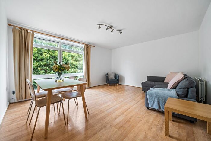 3 Bedroom Flat To Rent In Spencer Park, Wandsworth, SW18