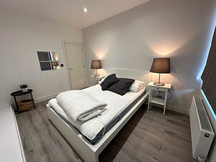 2 Bedroom Flat To Rent In Hounslow, TW3