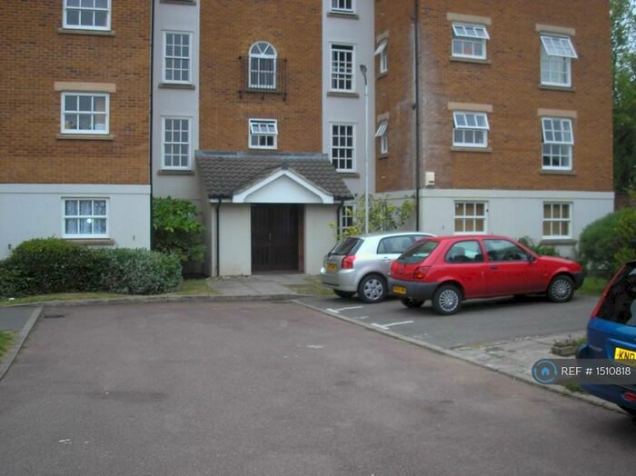Studio To Rent In Moriatry Close, London, N7
