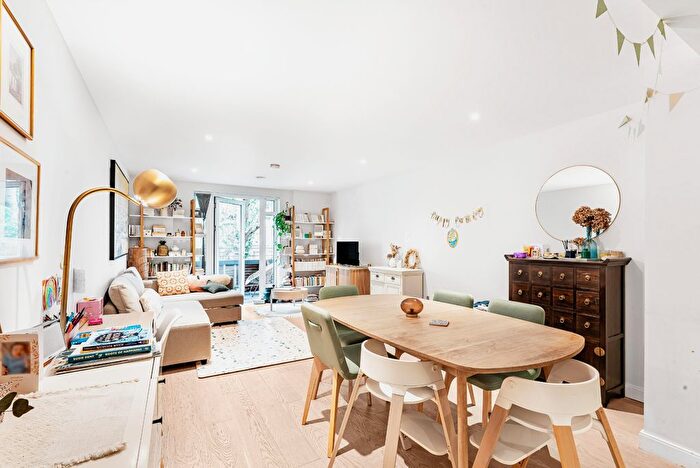 2 Bedroom Flat For Sale In Merchant Building, Wharf Road, London, N1