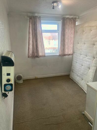 1 Bedroom Flat To Rent In Beehive Lane, Ilford, Essex IG1