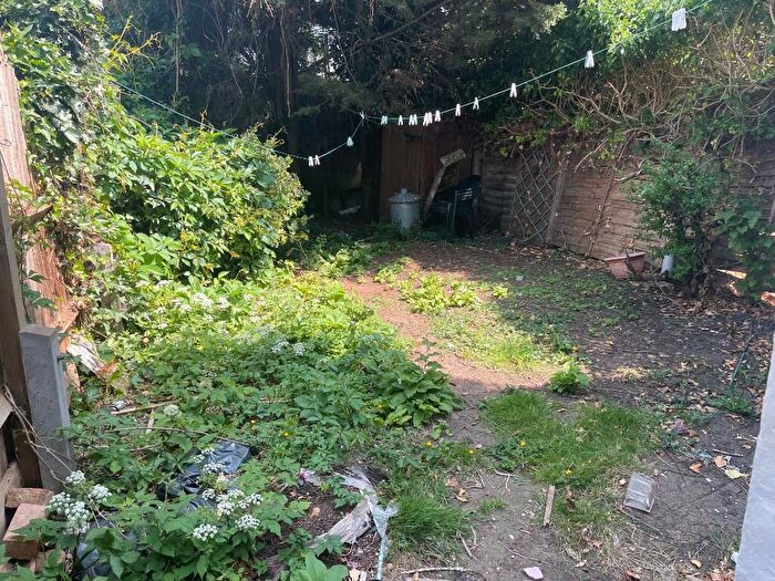 2 Bedroom Flat To Rent In Burdett Avenue, Westcliff-On-Sea, Essex, SS0