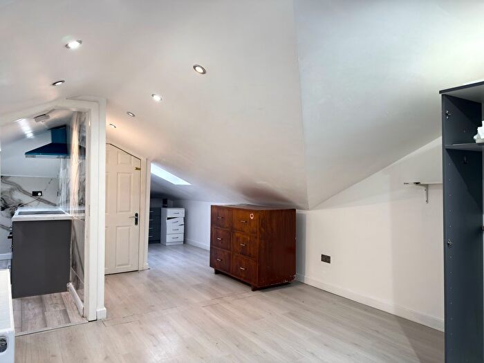 Studio To Rent In King Street, Southall, UB2