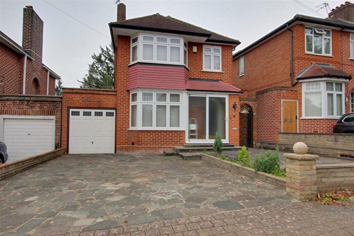 3 Bedroom Detached House To Rent In Oakwood Park Road, London, N14