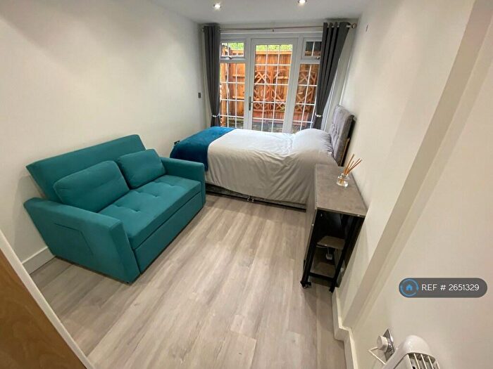 1 Bedroom Flat To Rent In Gateway Close, Northwood, HA6