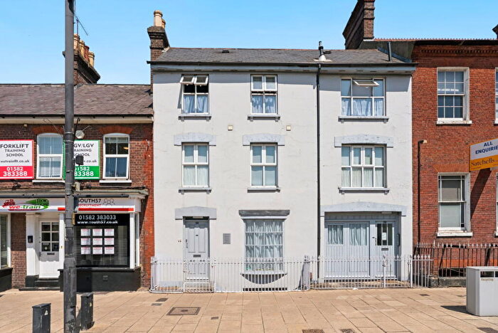 3 Bedroom Apartment For Sale In High Street South, Dunstable, LU6