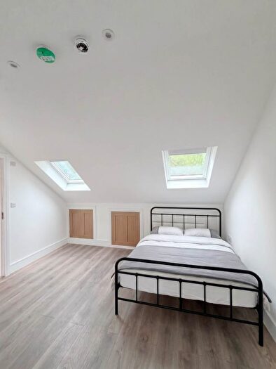 Semi-Detached House To Rent In Avenue Road, Acton, W3