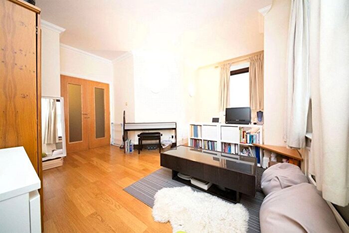2 Bedroom Flat For Sale In Whitehouse Apartments, London, SE1