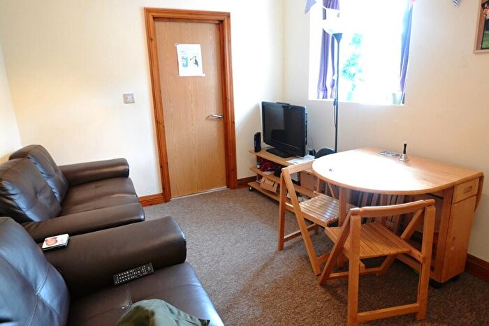 6 Bedroom Flat To Rent In Harriet Street, Cathays, CF24