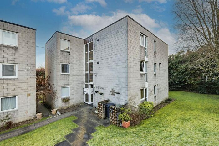 2 Bedroom Flat For Sale In Lawns Hall Close, Leeds, West Yorkshire, LS16