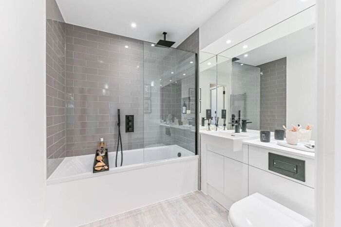 2 Bedroom Flat For Sale In London Square Croydon, Croydon, CR0