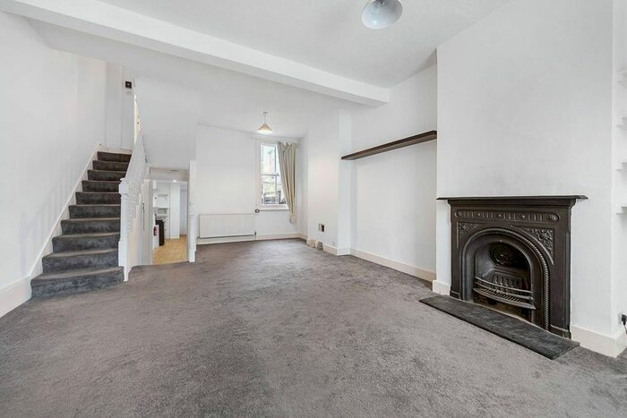 3 Bedroom Flat To Rent In Kerrison Road, Battersea, London, SW11