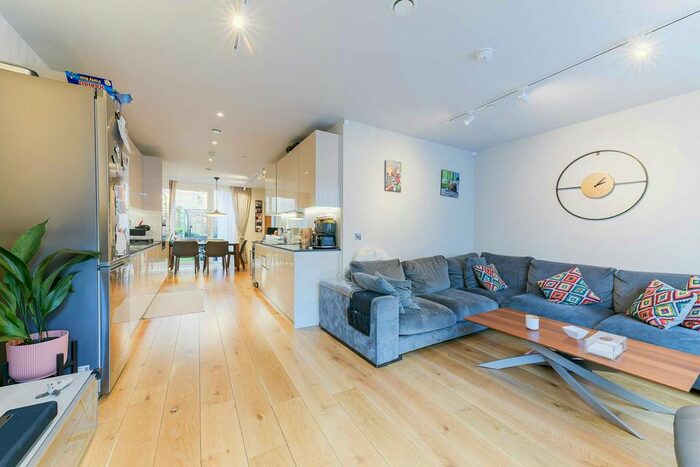 4 Bedroom Town House To Rent In Isambard Court, Brentford, TW8