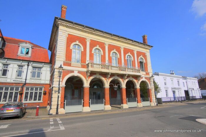 1 Bedroom Flat To Rent In Old Town Hall, Chertsey, KT16