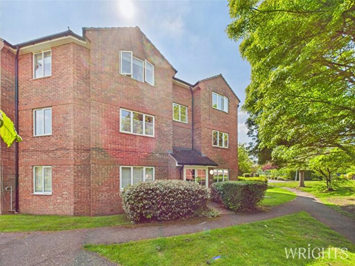 2 Bedroom Apartment For Sale In Heathcroft, Welwyn Garden City, AL7