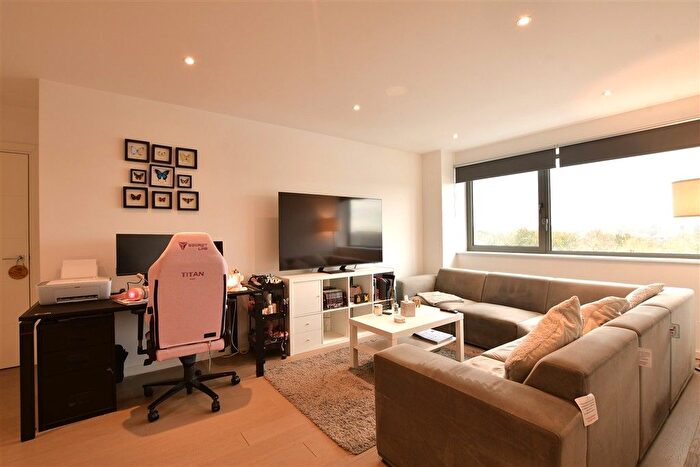 2 Bedroom Flat For Sale In Hubert Road, Brentwood, Essex, CM14