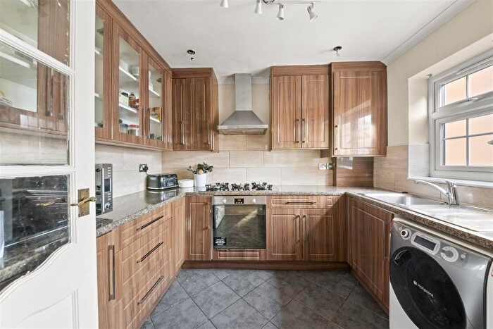 3 Bedroom End Of Terrace House For Sale In Kingsway, Hayes, UB3