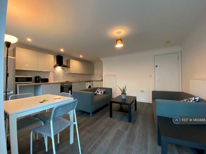 4 Bedroom Maisonette To Rent In Glenfinnan Drive, Glasgow, G20