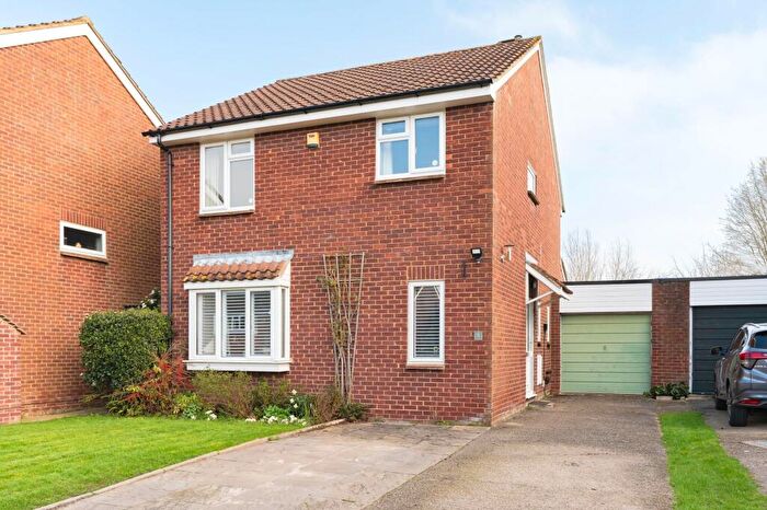 3 Bedroom Link Detached House For Sale In Orchard Close, Oakley, HP18