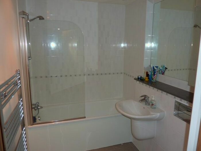 2 Bedroom Flat To Rent In Queen Mary Avenue, London, E18