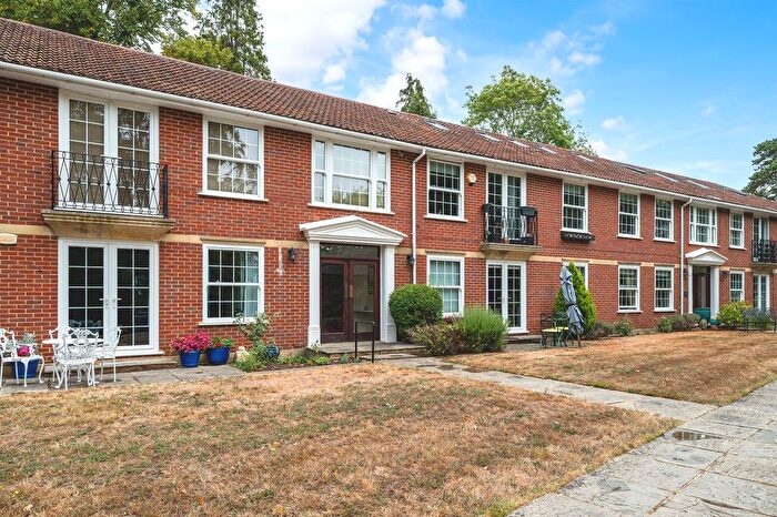 4 Bedroom Flat For Sale In Cobbetts Hill, Weybridge, KT13