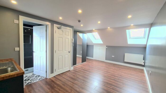 1 Bedroom Studio To Rent In Avonwick Road, Hounslow, TW3