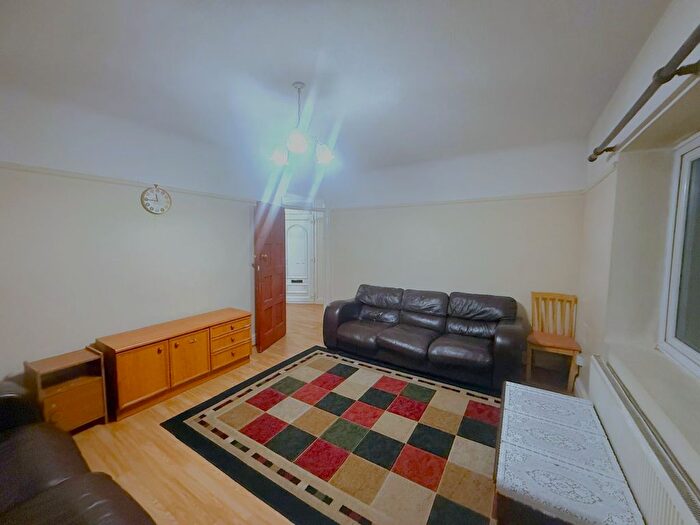 2 Bedroom Flat To Rent In Osterley Court, Great West Road, Isleworth, TW7