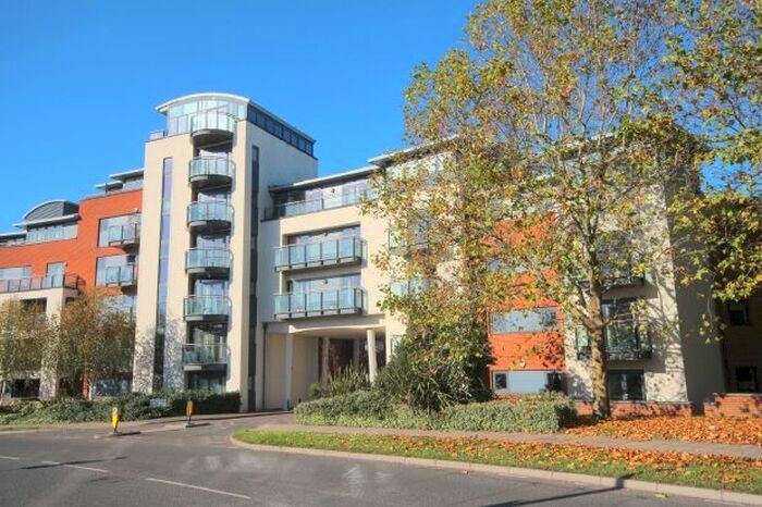 3 Bedroom Flat To Rent In Kings Gate, Horsham, RH12