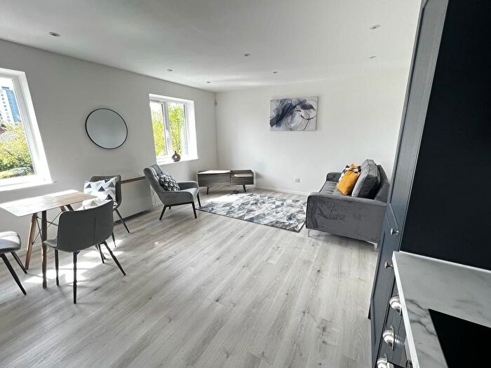 2 Bedroom Flat To Rent In Velour Close, Salford, M3