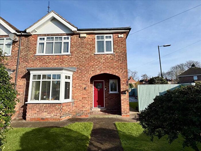 3 Bedroom Semi-Detached House For Sale In Compton Drive, Grimsby, DN34