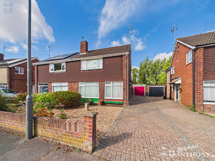 3 Bedroom Semi-Detached House For Sale In Dover Hedge, Aylesbury, HP21
