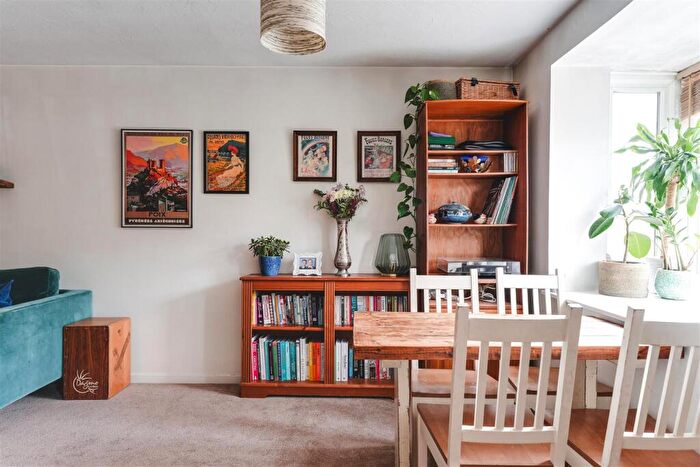 2 Bedroom Apartment For Sale In Riverside Close, Clapton, E5