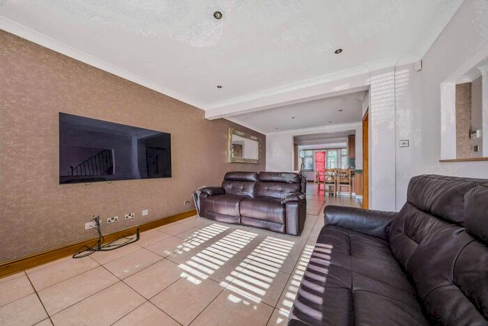 4 Bedroom Semi-Detached House To Rent In Hampton Road, Chingford, London, E4